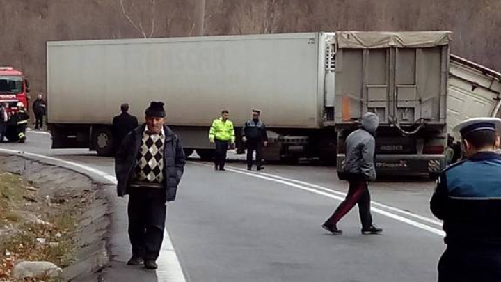 ŞOCANT! O cameră de bord a surprins momentul când două tiruri s-au ciocnit în plină viteză (VIDEO)