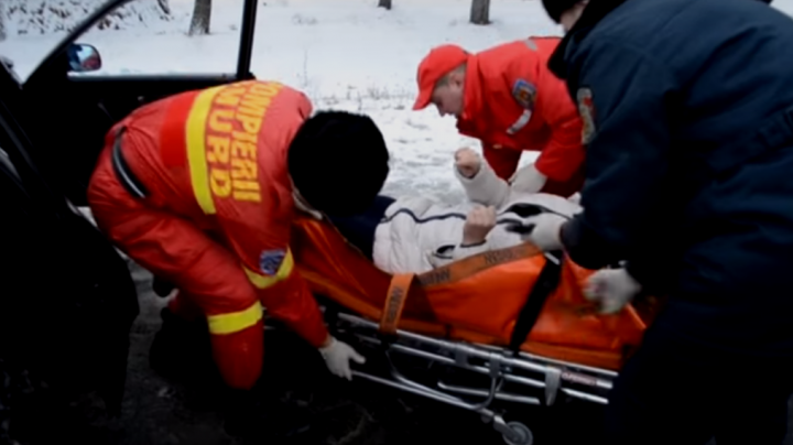 Salvatorii SMURD au scos dintre fiare o femeie, blocată în urma unui accident lângă Biliceni (VIDEO) 