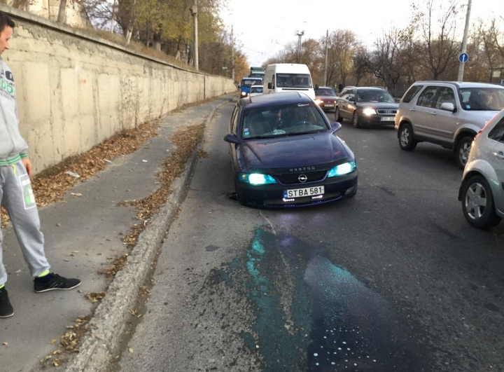 CAPCANĂ PERICULOASĂ în Chişinău. Mai mulţi şoferi şi-au distrus maşinile ziua în amiaza mare (FOTO)