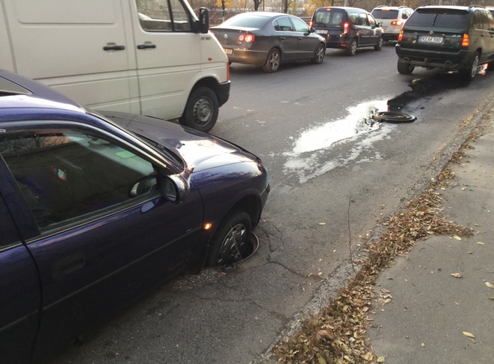 CAPCANĂ PERICULOASĂ în Chişinău. Mai mulţi şoferi şi-au distrus maşinile ziua în amiaza mare (FOTO)