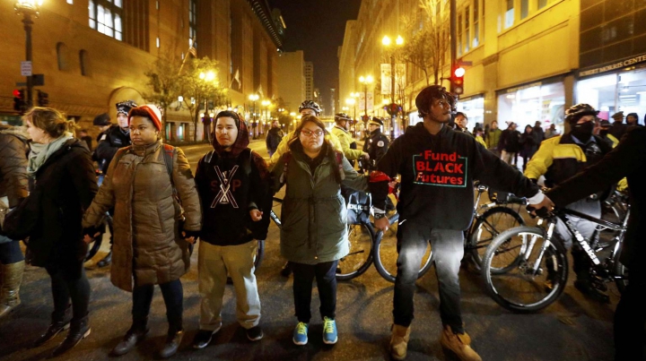 Proteste violente la Chicago. Înregistrarea video care a stârnit FURIA oamenilor 