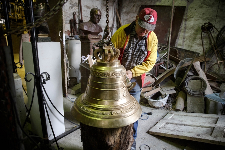 Sculptor cu mâini de aur! Clopotele turnate de acest meşter răsună în sute de biserici (FOTOREPORT)