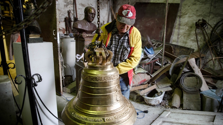 Sculptor cu mâini de aur! Clopotele turnate de acest meşter răsună în sute de biserici (FOTOREPORT)