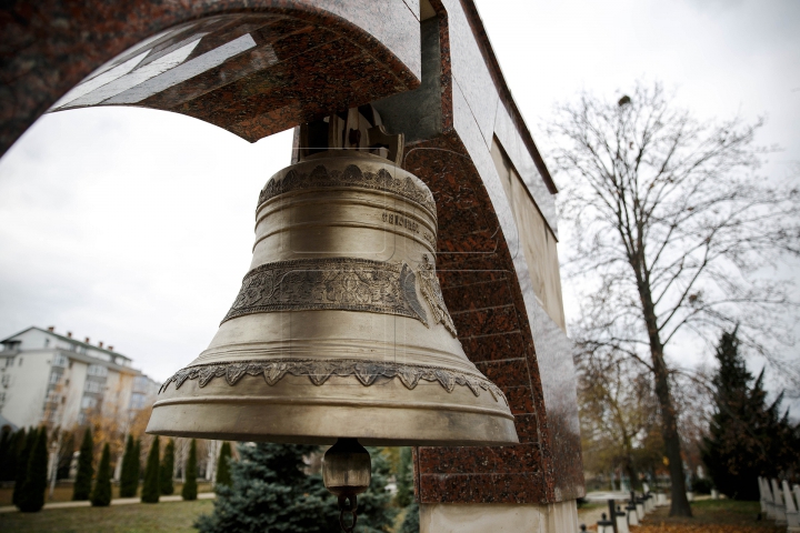 Sculptor cu mâini de aur! Clopotele turnate de acest meşter răsună în sute de biserici (FOTOREPORT)