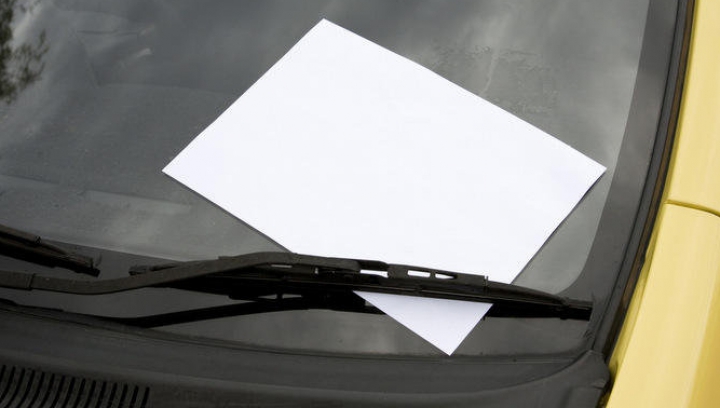 Un şofer din Chişinău şi-a găsit maşina zgârâiată. Ce i-a scris făptaşul într-un bileţel lăsat pe parbriz (FOTO)