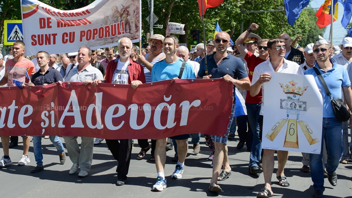 Discuţii la un colţ de stradă. Ce se vorbiră Ţap de la PLDM şi Dolganiuc de la Platforma DA (FOTO)