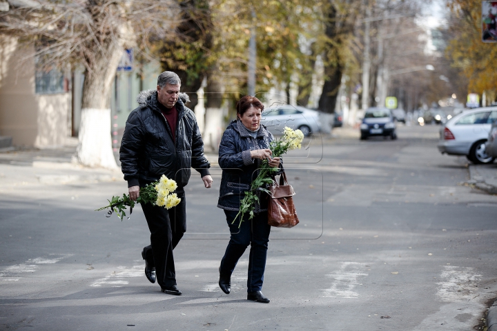 Ambasada Franței la Chișinău, loc de pelerinaj pentru oamenii şocaţi de tragedia de la Paris (FOTOREPORT)