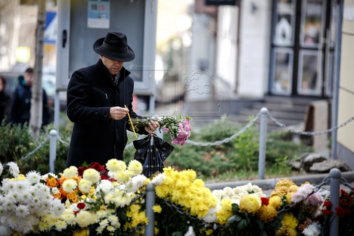 Ambasada Franței la Chișinău, loc de pelerinaj pentru oamenii şocaţi de tragedia de la Paris (FOTOREPORT)