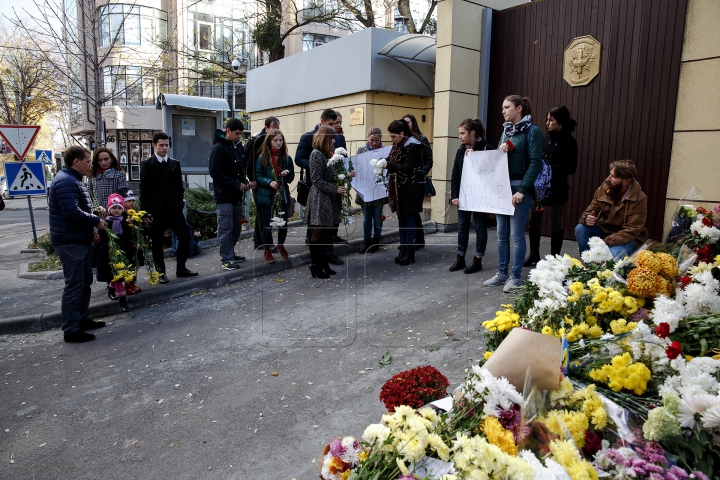 Ambasada Franței la Chișinău, loc de pelerinaj pentru oamenii şocaţi de tragedia de la Paris (FOTOREPORT)