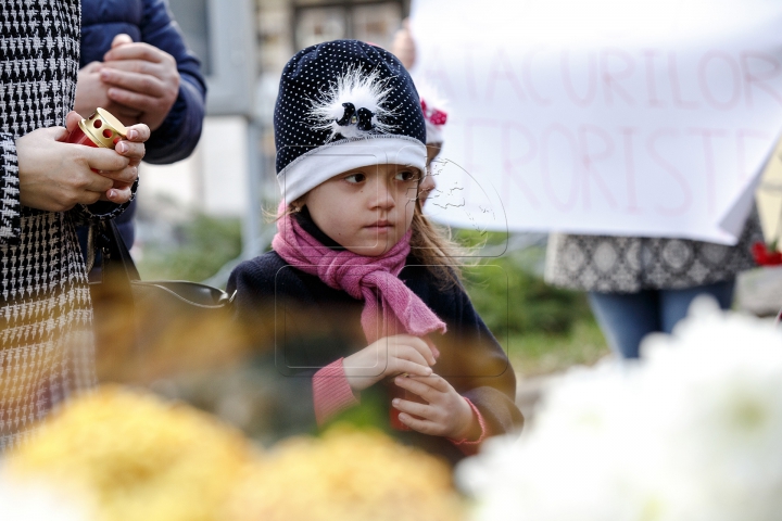 Ambasada Franței la Chișinău, loc de pelerinaj pentru oamenii şocaţi de tragedia de la Paris (FOTOREPORT)