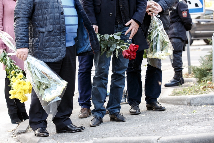 Ambasada Franței la Chișinău, loc de pelerinaj pentru oamenii şocaţi de tragedia de la Paris (FOTOREPORT)