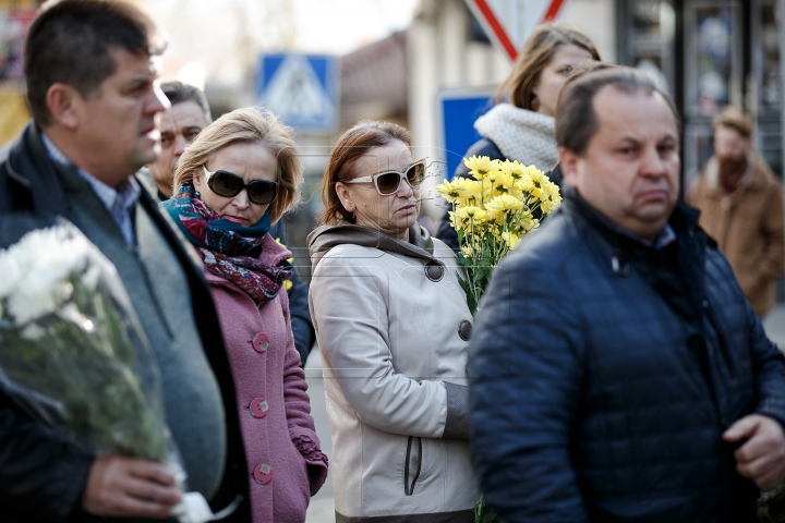 Ambasada Franței la Chișinău, loc de pelerinaj pentru oamenii şocaţi de tragedia de la Paris (FOTOREPORT)