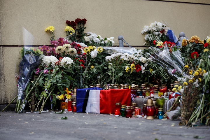 Ambasada Franței la Chișinău, loc de pelerinaj pentru oamenii şocaţi de tragedia de la Paris (FOTOREPORT)