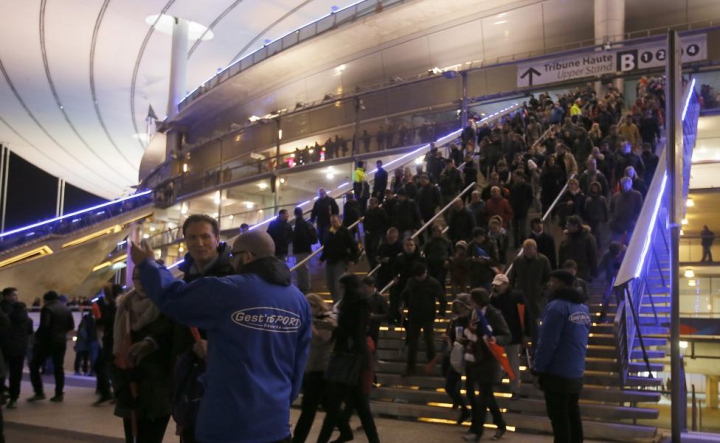 TEROARE la Paris! Explozii și masacru în centrul orașului. Președintele Hollande, EVACUAT (FOTO/VIDEO)