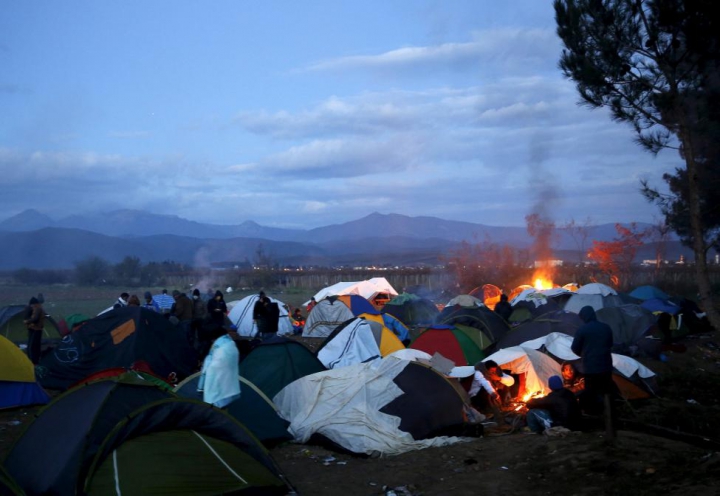 Peste o mie de migranți, blocați la frontiera greco-macedoniană, suferă de foame (FOTOREPORT)