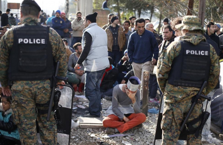 Peste o mie de migranți, blocați la frontiera greco-macedoniană, suferă de foame (FOTOREPORT)