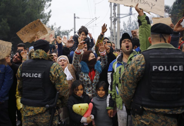 Peste o mie de migranți, blocați la frontiera greco-macedoniană, suferă de foame (FOTOREPORT)