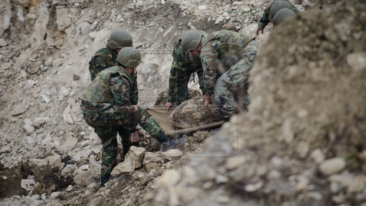 PERICOL la Orhei! O bombă de aviaţie a fost descoperită pe teritoriul unei cariere de piatră (FOTO/VIDEO)