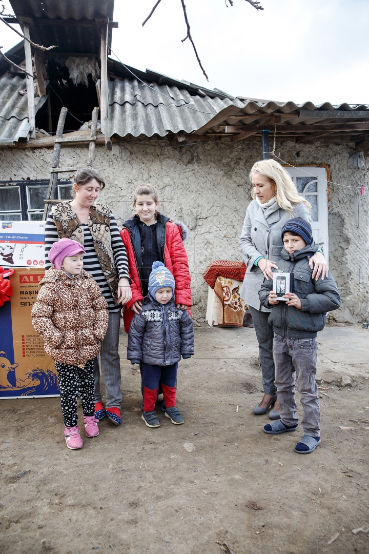 Fundația Edelweiss a schimbat viața unei familii cu patru copii și venit de 500 de lei lunar (FOTOREPORT)