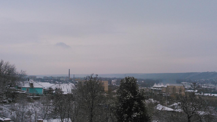 Ninge abundent la Bălţi. Stratul de zăpadă, bucurie pentru copii şi năpastă pentru şoferi (VIDEO)