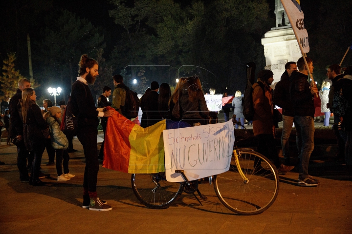 Rugăciuni şi lumânări la Chișinău. Sute de unionişti s-au adunat la monumentul lui Ştefan cel Mare (FOTO)