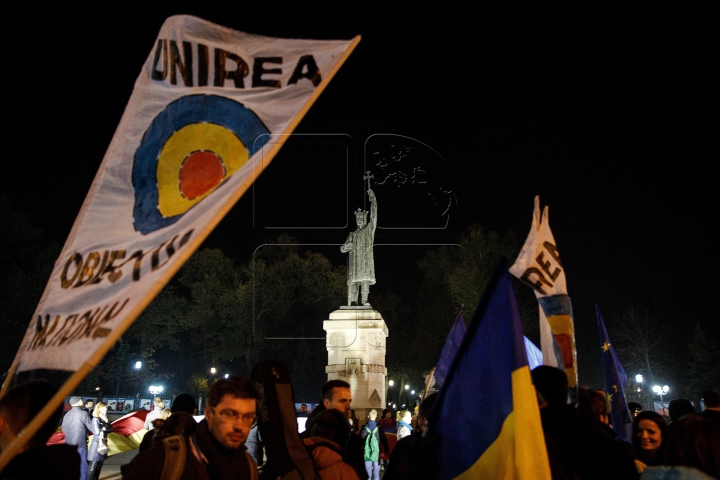 Rugăciuni şi lumânări la Chișinău. Sute de unionişti s-au adunat la monumentul lui Ştefan cel Mare (FOTO)