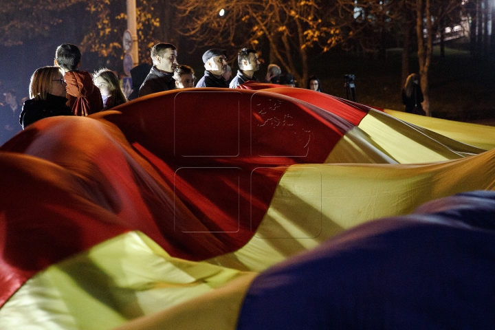 Rugăciuni şi lumânări la Chișinău. Sute de unionişti s-au adunat la monumentul lui Ştefan cel Mare (FOTO)