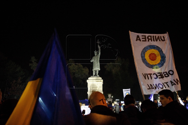 Rugăciuni şi lumânări la Chișinău. Sute de unionişti s-au adunat la monumentul lui Ştefan cel Mare (FOTO)