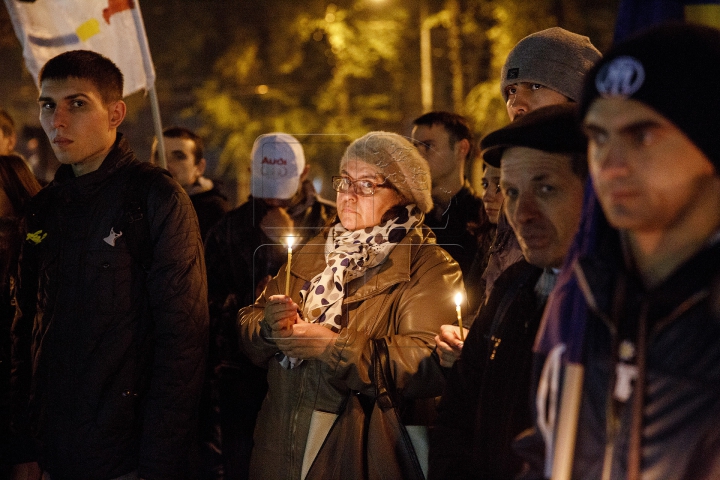 Rugăciuni şi lumânări la Chișinău. Sute de unionişti s-au adunat la monumentul lui Ştefan cel Mare (FOTO)