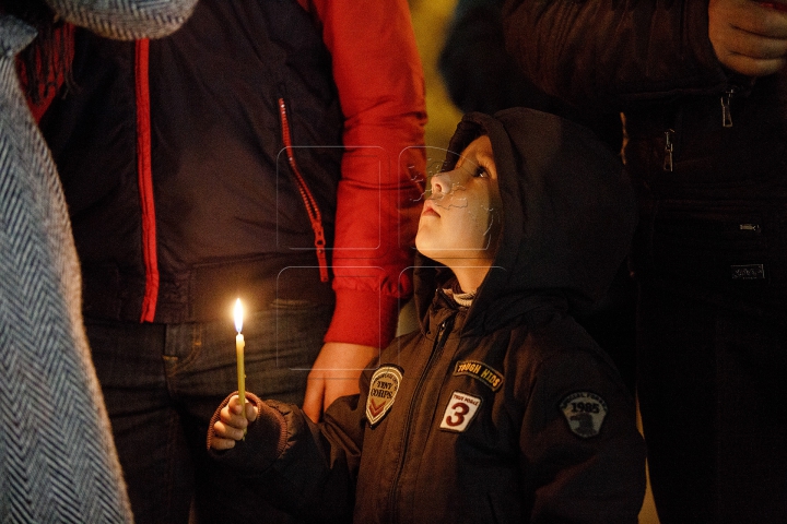 Rugăciuni şi lumânări la Chișinău. Sute de unionişti s-au adunat la monumentul lui Ştefan cel Mare (FOTO)