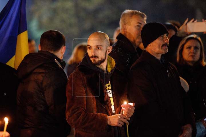 Rugăciuni şi lumânări la Chișinău. Sute de unionişti s-au adunat la monumentul lui Ştefan cel Mare (FOTO)