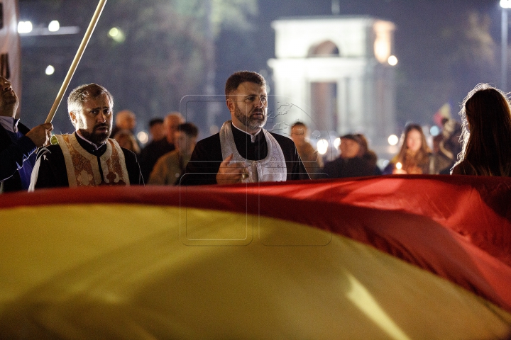 Rugăciuni şi lumânări la Chișinău. Sute de unionişti s-au adunat la monumentul lui Ştefan cel Mare (FOTO)