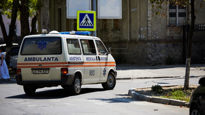 ACCIDENT TRAGIC la Ialoveni. Un bărbat, lovit mortal de o ambulanţă (FOTO/VIDEO)