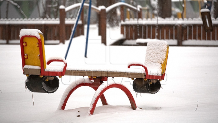 Ninge abundent la Bălţi. Stratul de zăpadă, bucurie pentru copii şi năpastă pentru şoferi (VIDEO)