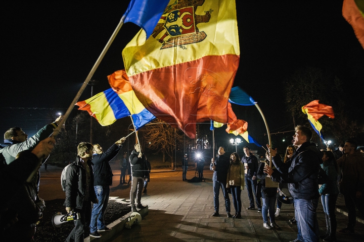 Lumină pentru Timofti! "Tinerii Moldovei" au mărşăluit cu făclii în faţa Reşedinţei de Stat (FOTO)