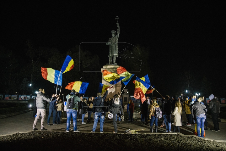 Lumină pentru Timofti! "Tinerii Moldovei" au mărşăluit cu făclii în faţa Reşedinţei de Stat (FOTO)