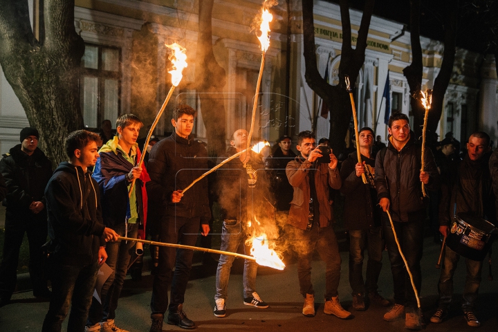 Lumină pentru Timofti! "Tinerii Moldovei" au mărşăluit cu făclii în faţa Reşedinţei de Stat (FOTO)