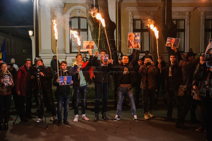 Lumină pentru Timofti! "Tinerii Moldovei" au mărşăluit cu făclii în faţa Reşedinţei de Stat (FOTO)