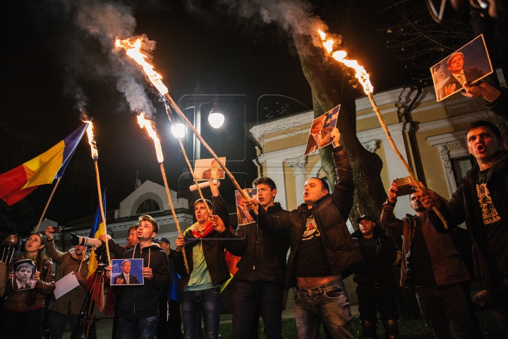 Lumină pentru Timofti! "Tinerii Moldovei" au mărşăluit cu făclii în faţa Reşedinţei de Stat (FOTO)