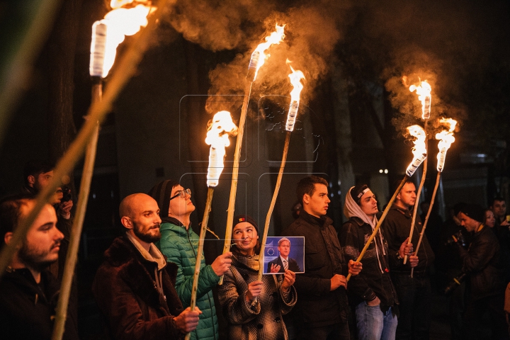 Lumină pentru Timofti! "Tinerii Moldovei" au mărşăluit cu făclii în faţa Reşedinţei de Stat (FOTO)