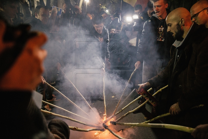 Lumină pentru Timofti! "Tinerii Moldovei" au mărşăluit cu făclii în faţa Reşedinţei de Stat (FOTO)