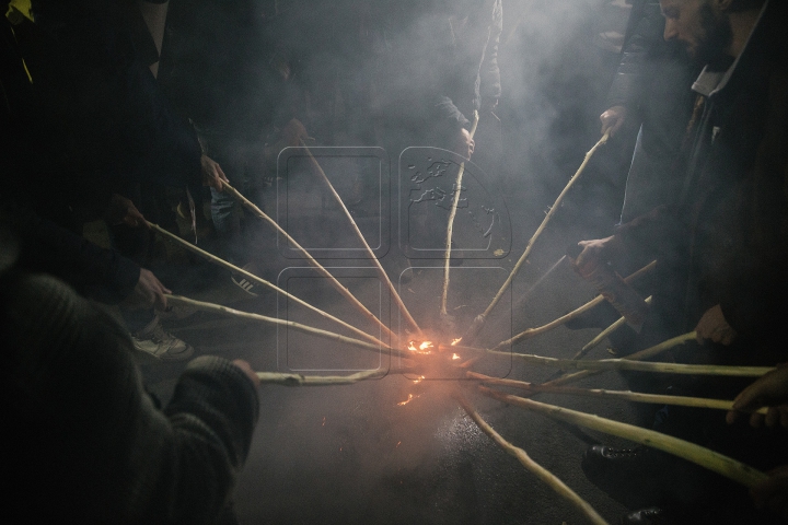 Lumină pentru Timofti! "Tinerii Moldovei" au mărşăluit cu făclii în faţa Reşedinţei de Stat (FOTO)