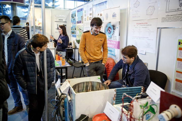 Moldovenii, inventivi. Cărucioare electrice și roboţi fabricaţi din deşeuri la o expoziție din Capitală (FOTOREPORT)