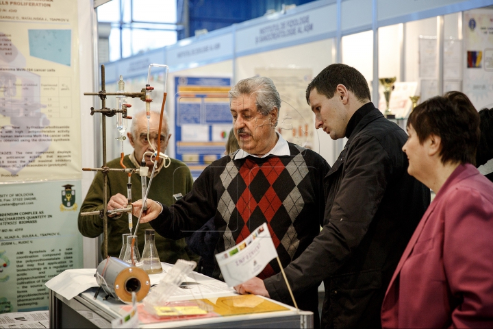 Moldovenii, inventivi. Cărucioare electrice și roboţi fabricaţi din deşeuri la o expoziție din Capitală (FOTOREPORT)