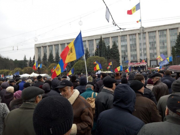 UN NOU PROTEST organizat de Platforma DA. Manifestanţii cer demisia guvernării (FOTO)