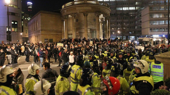 VIOLENŢE la Londra! Mai multe persoane au fost reţinute în timpul unui protest anticapitalism