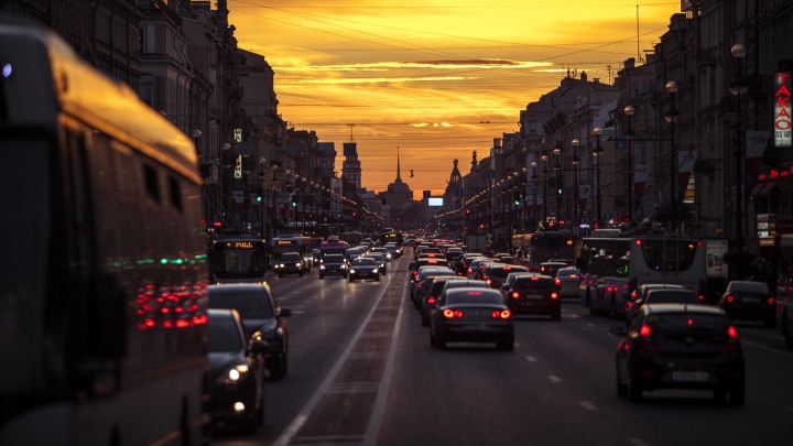 Vei râde cu lacrimi! Cum s-a descurcat un şofer din Rusia când a rămas fără o roată la maşină (FOTO)