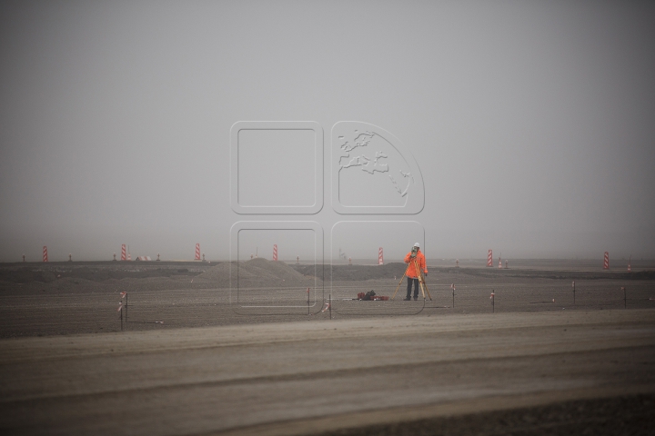 FORFOTĂ MARE pe aeroportul Chişinău! Jurnaliştii au mers să vadă ce se întâmplă pe aerodrom (FOTO)