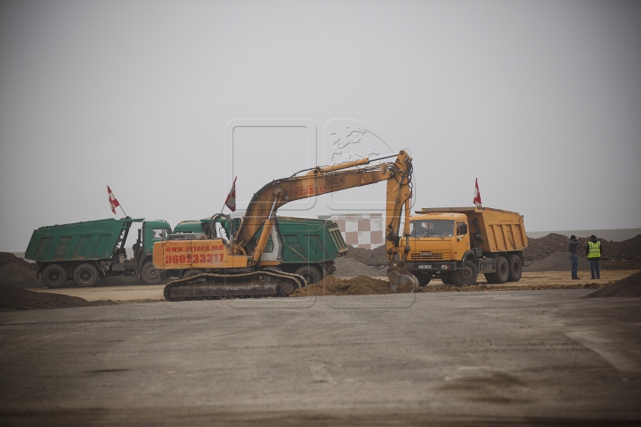 FORFOTĂ MARE pe aeroportul Chişinău! Jurnaliştii au mers să vadă ce se întâmplă pe aerodrom (FOTO)