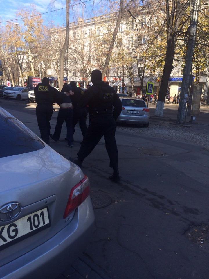 Descinderi cu mascaţi la Aeroportul Chişinău. Unul dintre fondatorii "republicii Bugeac", REŢINUT (FOTO)